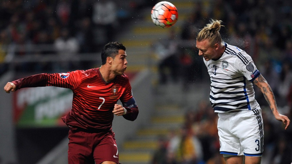 Portugalský reprezentant Cristiano Ronaldo súperí s Dánom Simonom Kjaerom v kvalifikácii na ME 2016.