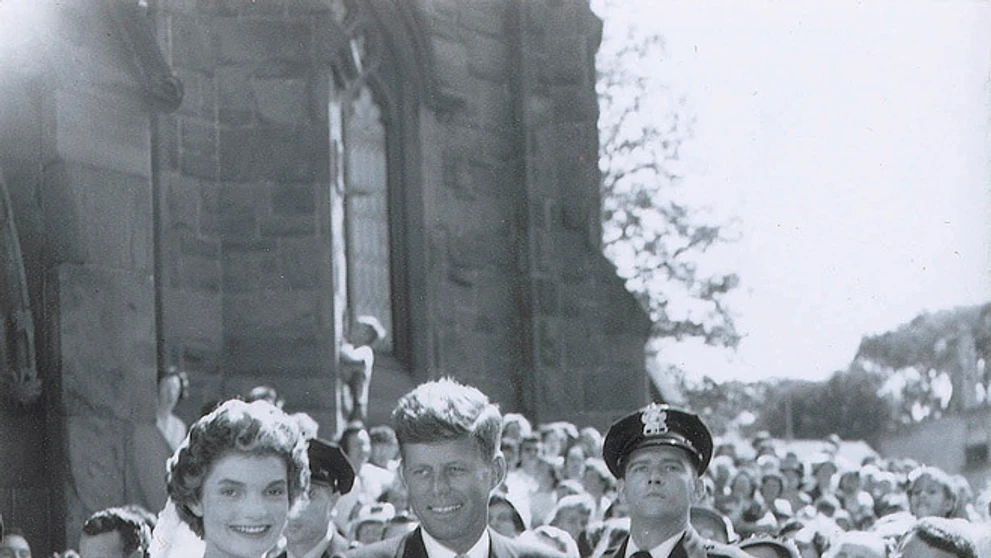 John F. Kennedy a Jacqueline odchádzajú 12. Septembra 1953 z kostola po sobáši v americkom Newporte.