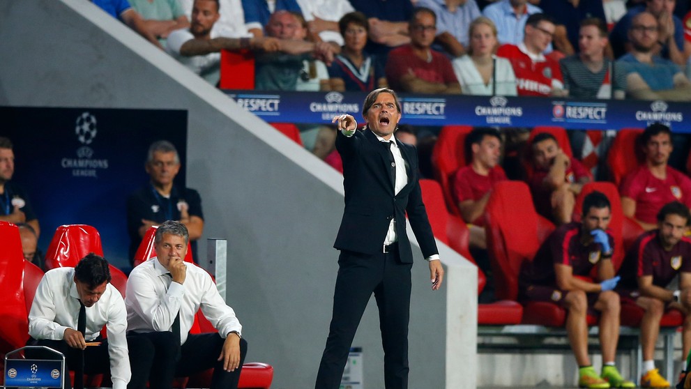 Hráči Borussie Mönchengladbach ďakujú fanúšikom, ktorí prišli do Manchestru na duel LM proti tamojšiemu City. Zápas sa však pre 