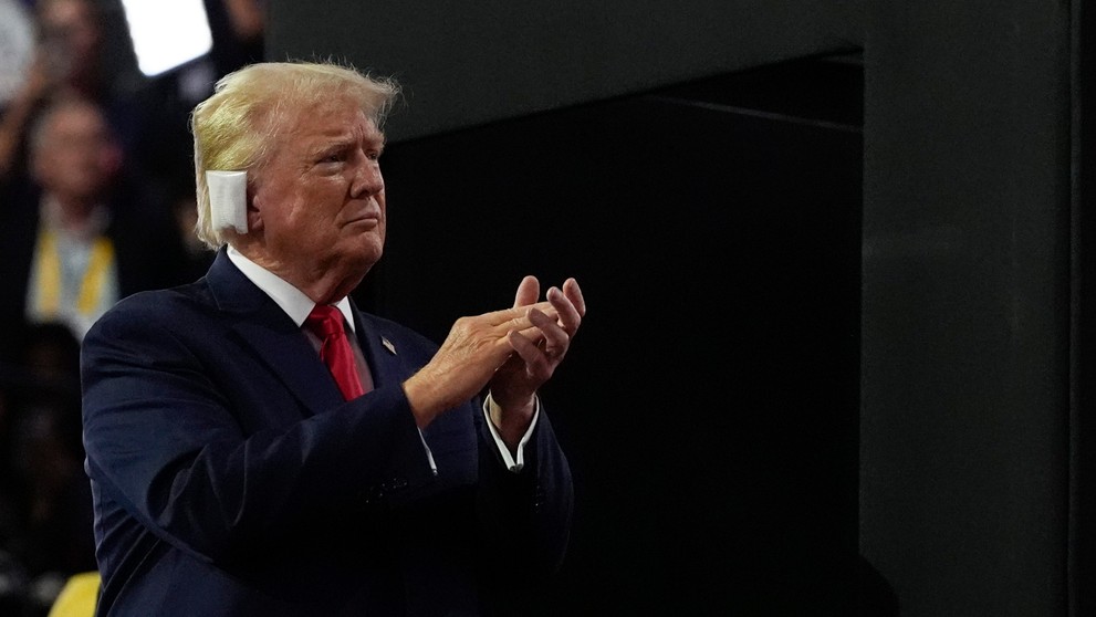 Donald Trump prišiel na zjazd republikánov s obviazaným uchom.