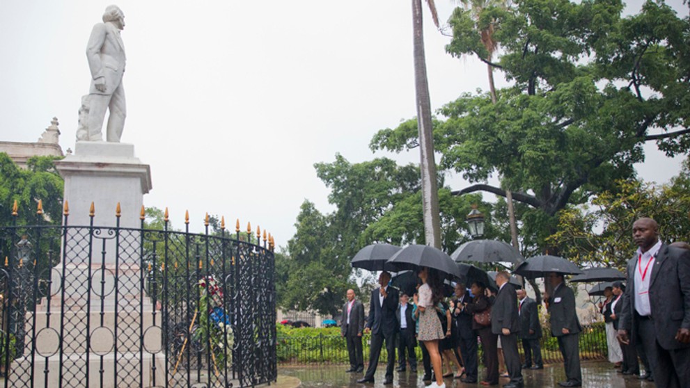 Barack a Michelle Obamovci s dcérami Sahou a Maliou pred sochou kubánskeho hrdinu nezávislosti Carlos Manuel de Cespedesa.