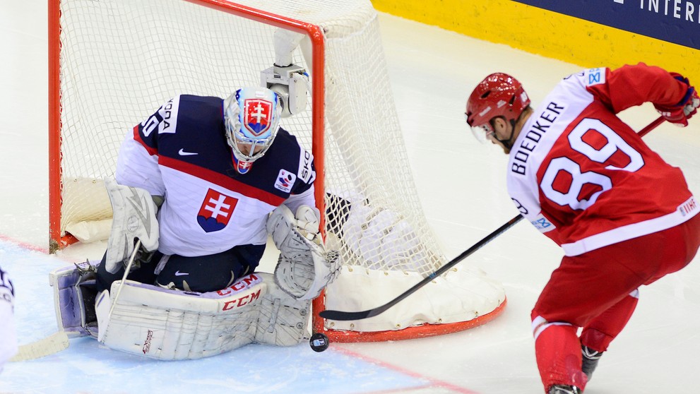 Na snímke vľavo slovenský brankár Ján Laco a vpravo Mikkel Boedker z Dánska.