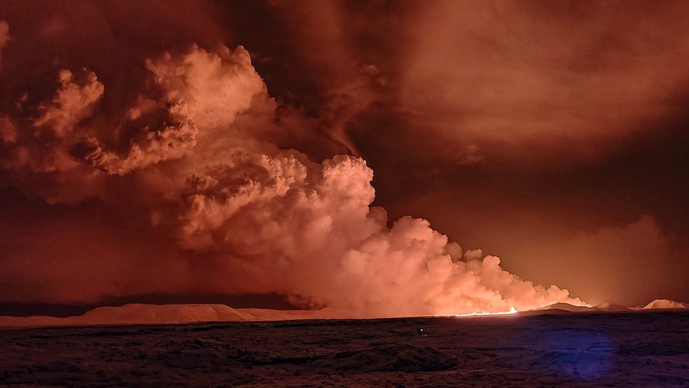 Láva tečie po erupcii sopky, ku ktorej došlo na polostrove Reykjanes na juhozápade Islandu.