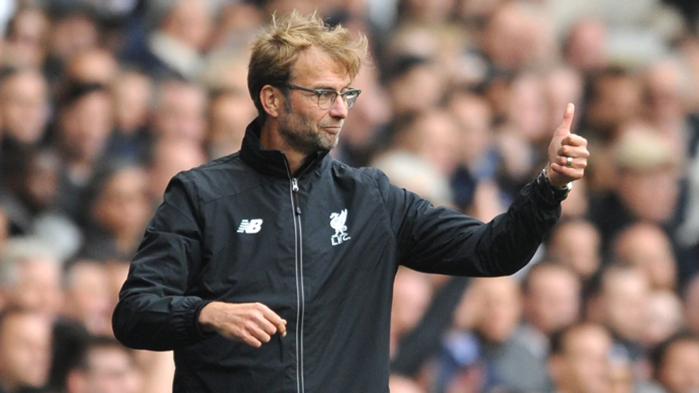 Tréner Liverpoolu Jürgen Klopp so spokojným gestom počas hry.