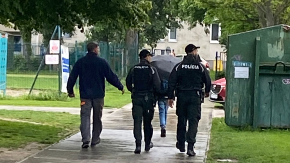 Polícia preveruje oznámenia o údajnom uložení výbušnín na školách v Bratislave.