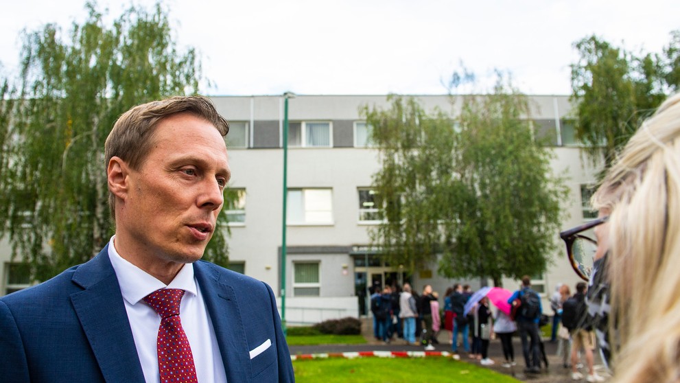 Novinárske štáby pred Justičnou akadémiou.