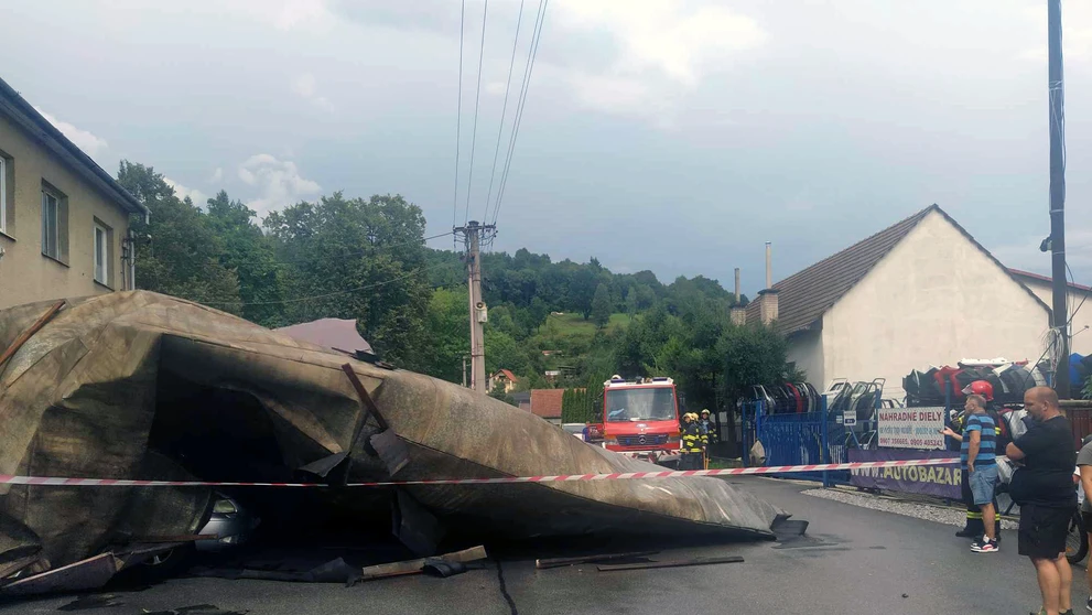 Strecha, ktorú strhlo z kultúrneho domu v žilinskej mestskej časti Považský Chlmec