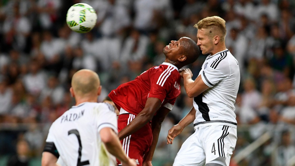 Trenčan Rangelo Janga (uprostred) a hráči Legie Varšavy Michal Pazdan (vľavo) a Igor Lewczuk. 