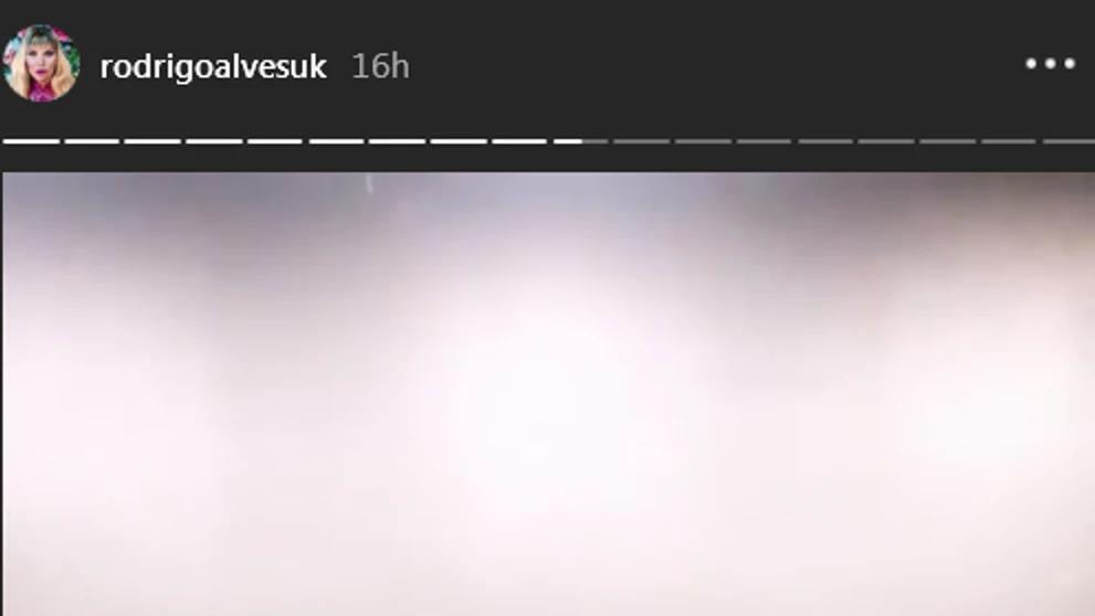 Zľava Ashley Young a Romelu Lukaku z Interu Miláno oslavujú gól na pôde Lazia Rím.