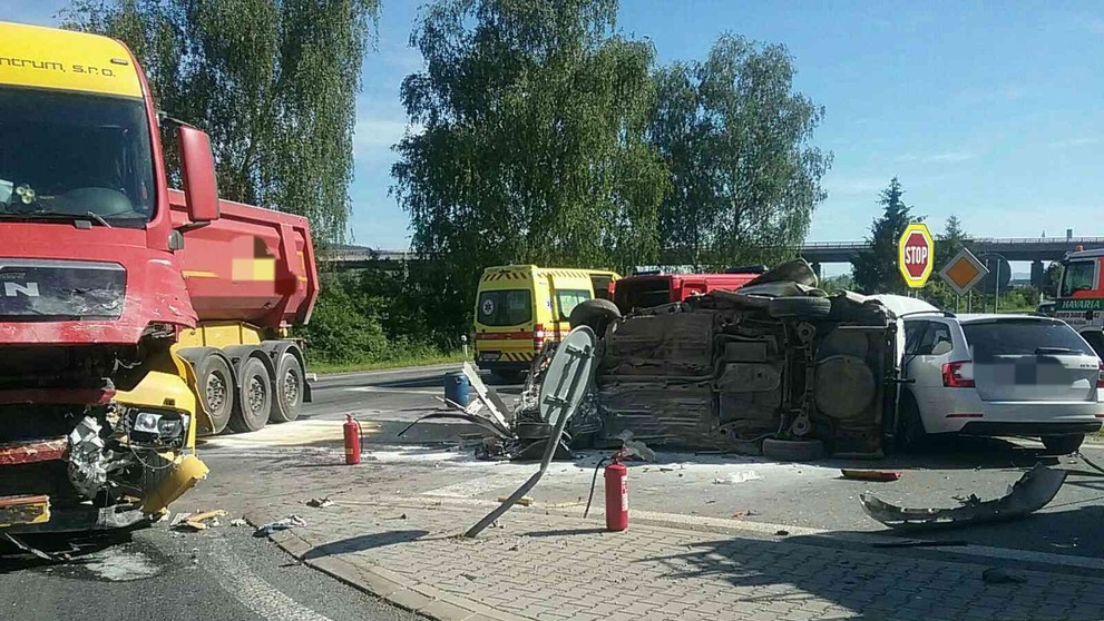 Nehoda pri výjazde na D1 pri Považskej Bystrici.