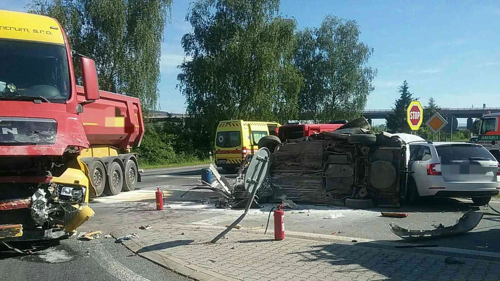 Nehoda pri výjazde na D1 pri Považskej Bystrici.