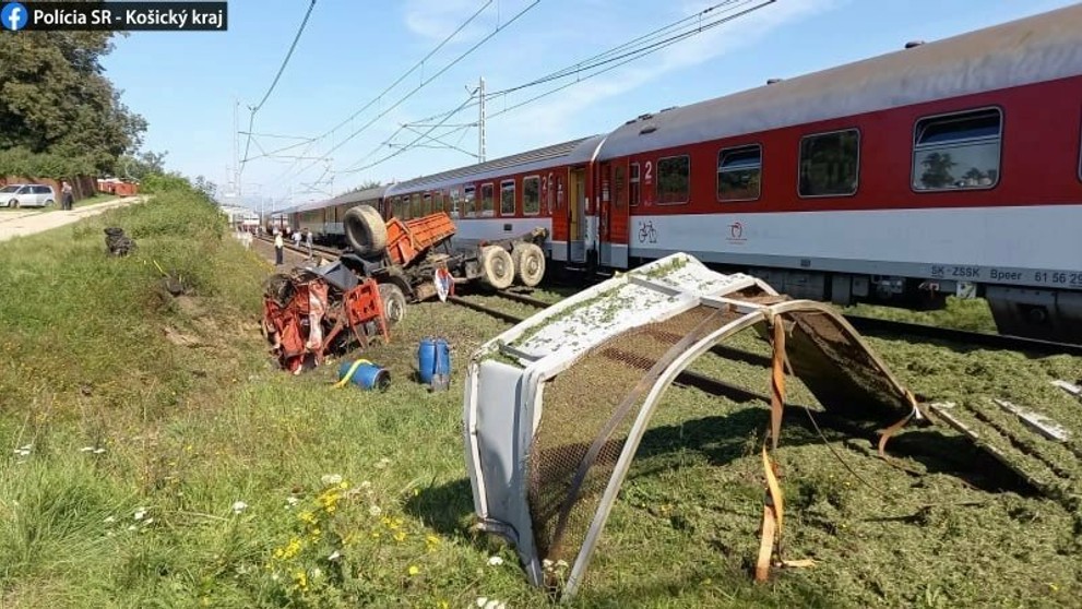 Nehoda nákladného auta, ktorý sa zrazil s rýchlikom z Košíc do Bratislavy pri obci Letanovce.