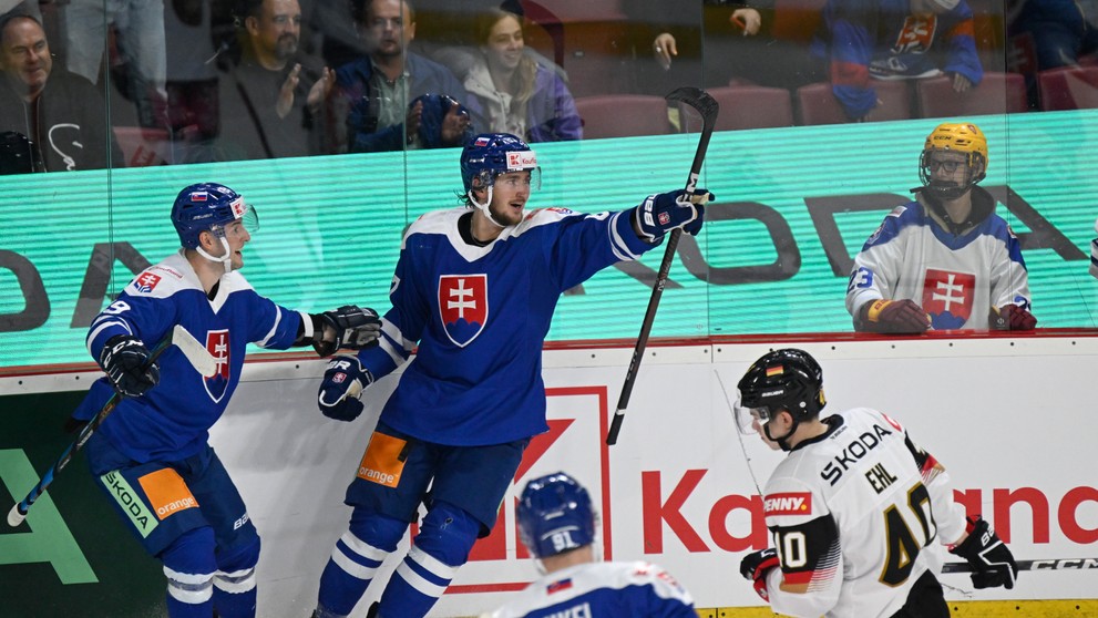 Na snímke zľava Adrián Holešinský,  Pavol Regenda a Matúš Sukeľ (všetci Slovensko) sa tešia po góle.