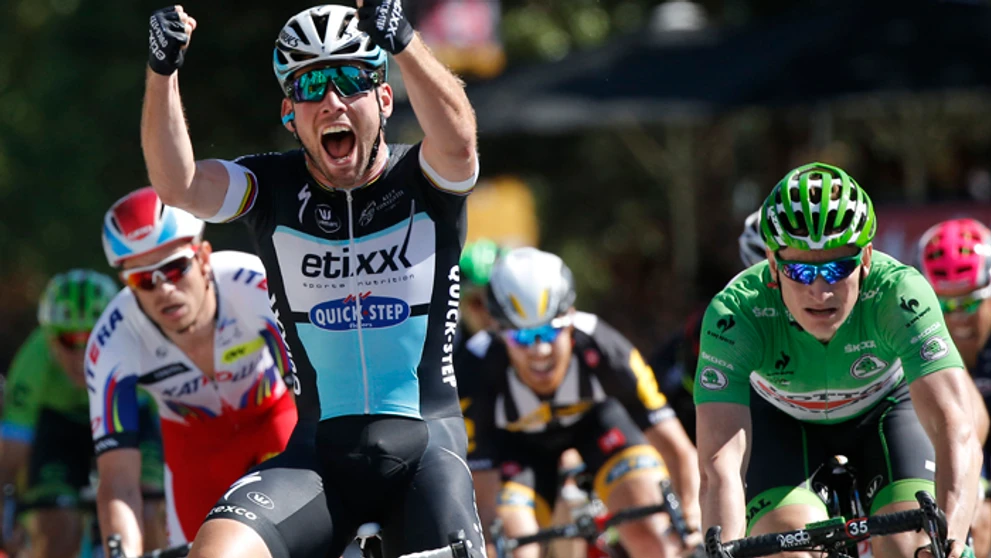 Mark Cavendish sa teší z víťazstva na 7. etape na TdF z Livarotu do Fougeres. 
