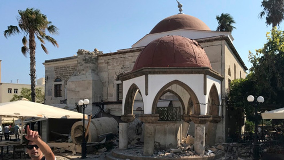 Poškodená mešita po zemetrasení na gréckom ostrove Kos. 