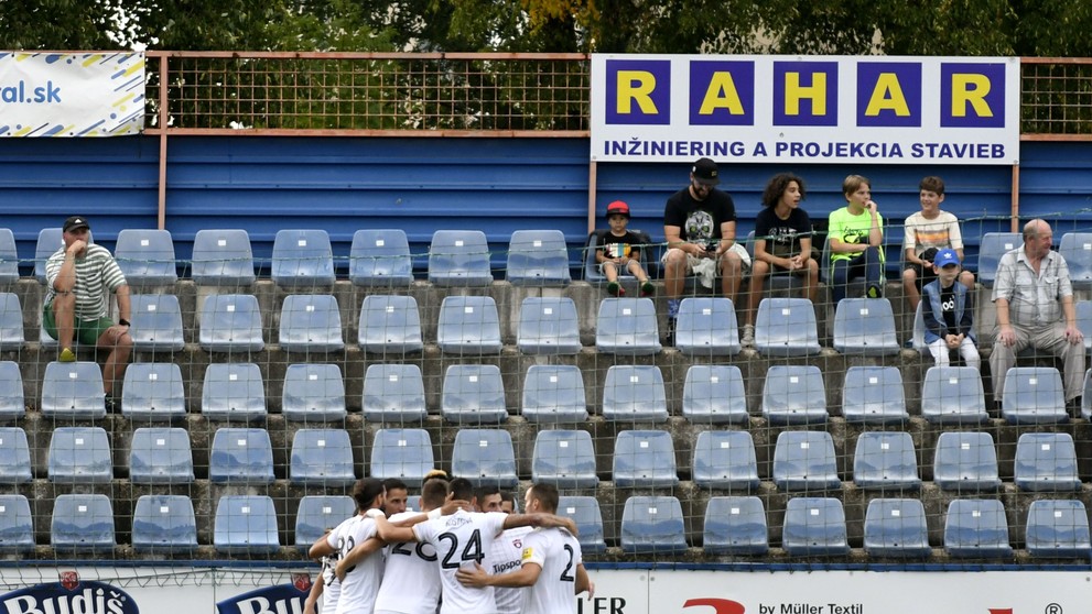 Hráči FC Spartak Trnava sa tešia po vstrelení gólu v zápase 5. kola Fortuna ligy na pôde Miochaloviec.