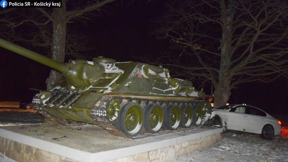 Zrážka BMW a tanku na podstavci.