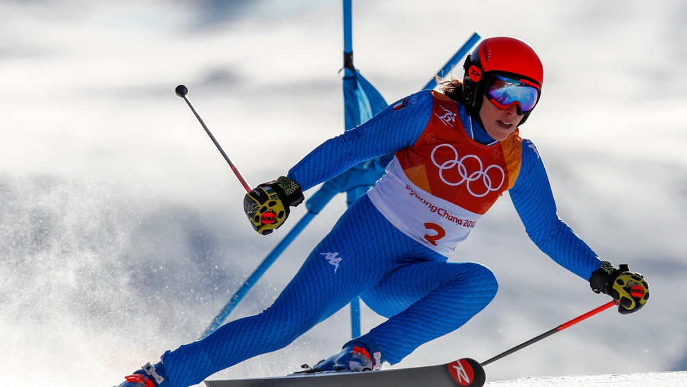 Tri najlepšie pretekárky obrovského slalomu na ZOH 2018 - zľava druhá Mowincklelová, víťazka Shiffrinová a tretia Brignonenová.