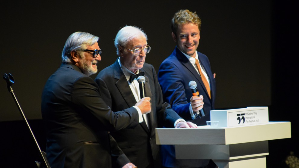 Sir Michael Caine si na 55. ročníku MFF KV prevzal Krištáľový glóbus za mimoriadny umelecký prínos do svetovej kinematografie