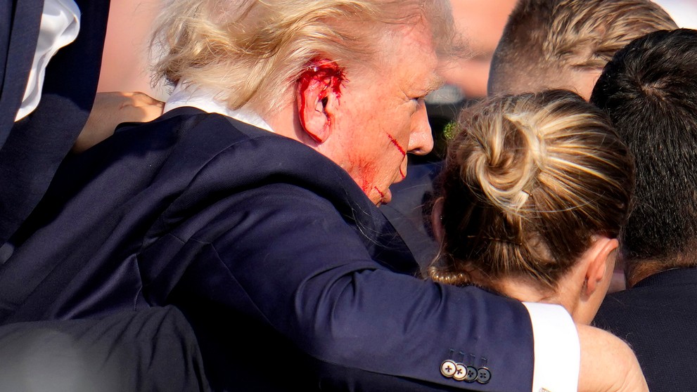 Strelec zasiahol Donalda Trumpa do ucha.