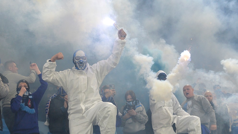 Fanúšikovia Slovana s dymovnicami v zápase 7. kola skupiny o titul futbalovej Fortuna ligy proti Trnave.
