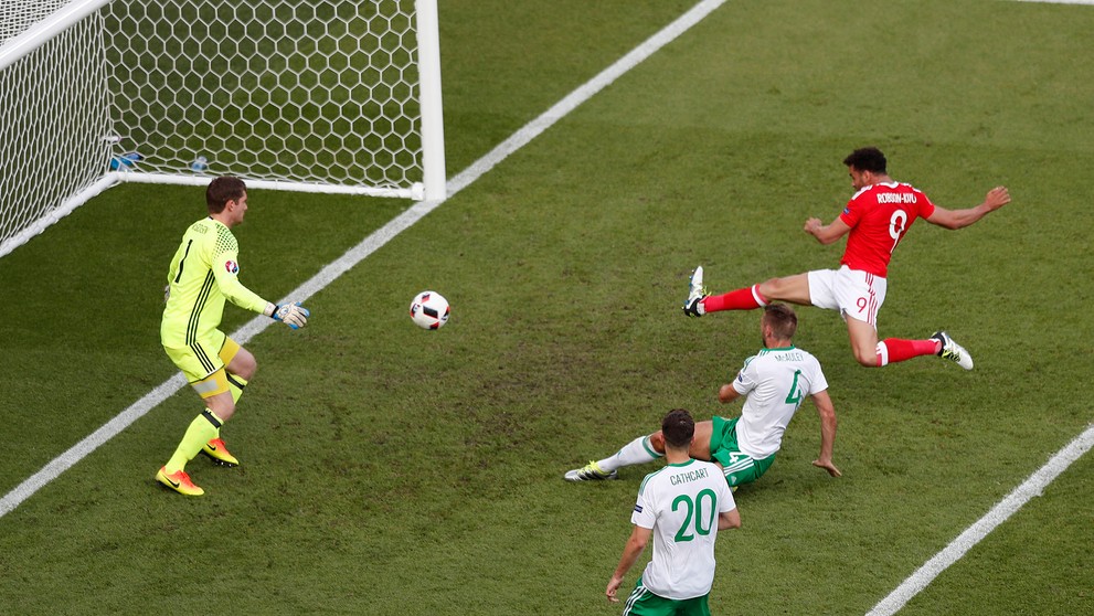 Hráč Severného Írska Gareth Mcauley dáva vlastný gól po prudkej lopte hráča Walesu Garetha Balea do šestnástky na ME.