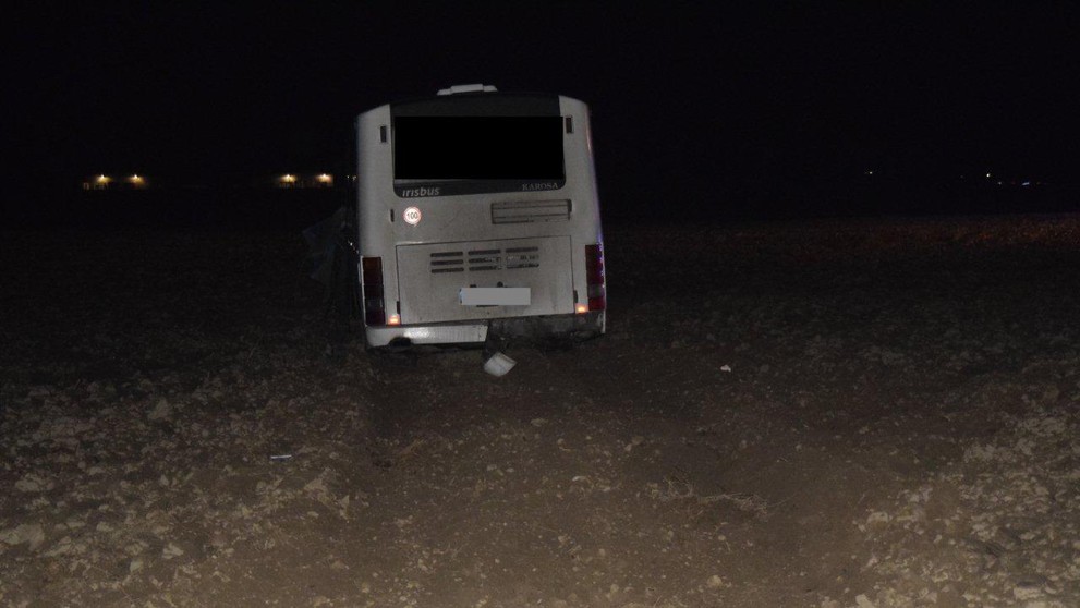 Vypadnutá tyč zasiahla vodiča autobusu.