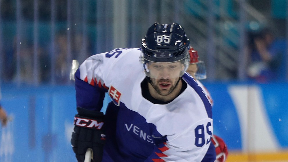 Martin Bakoš prekonáva brankára Olympionikov z Ruska Vasilija Košečkina na zápase ZOH 2018.