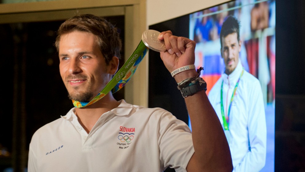 Vodný slalomár  Matej Beňuš so striebornou medailou v Slovenskom dome.