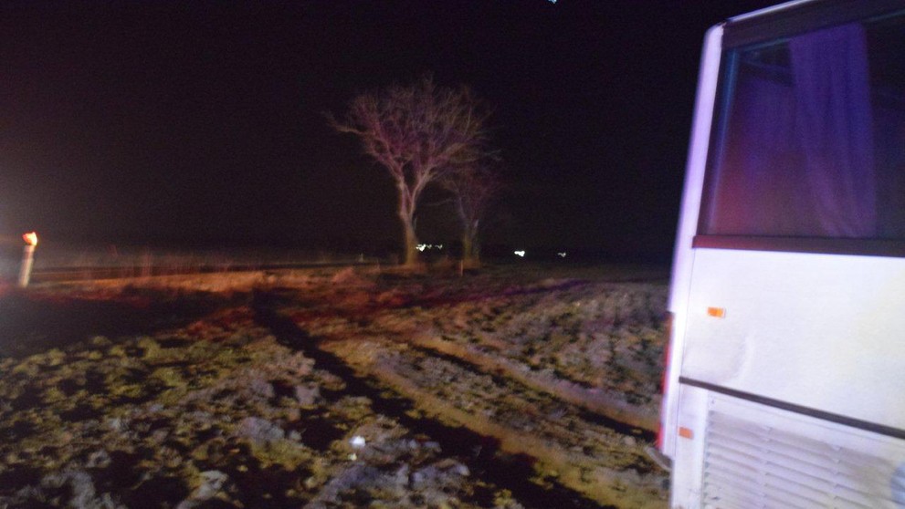 Vypadnutá tyč zasiahla vodiča autobusu.