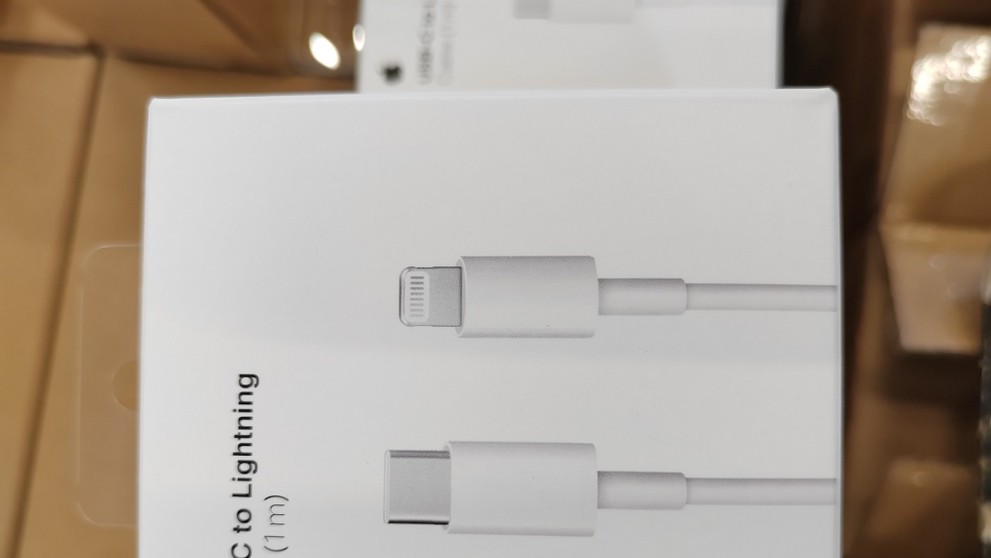 Finančná spáva SR zaistila vyše 15-tisíc falzifikátov príslušenstva Apple