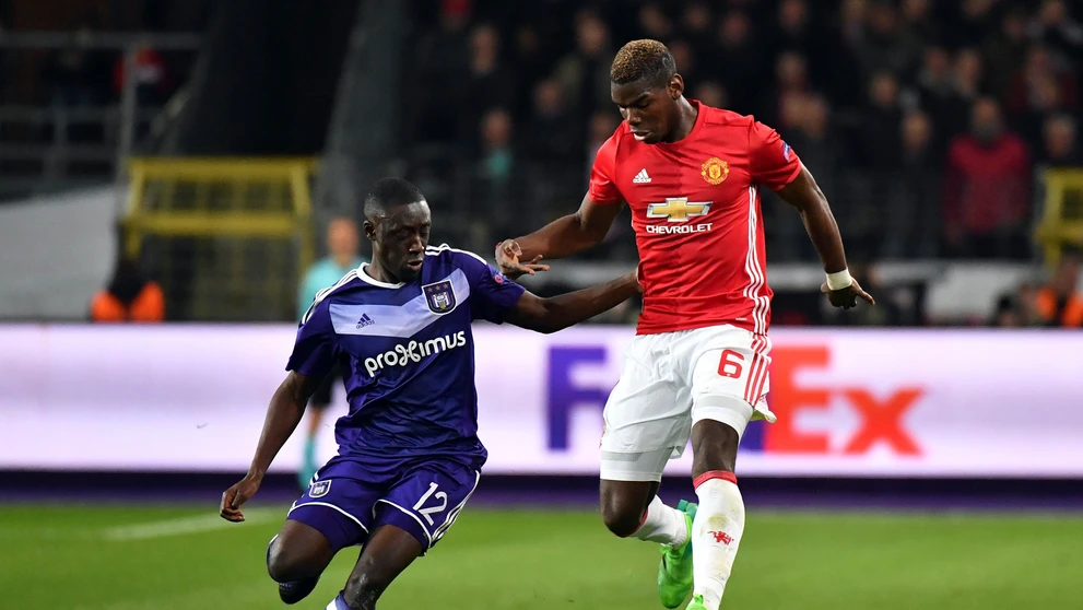 Ikona ManUtd Paul Pogba (vpravo) v súboji s Dennisom Appiahom z Anderlechtu vo štvrťfinále EL.