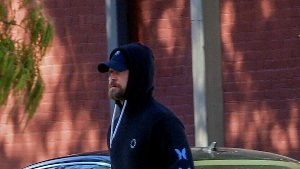 Justin mal ku kolegyni blízko. 