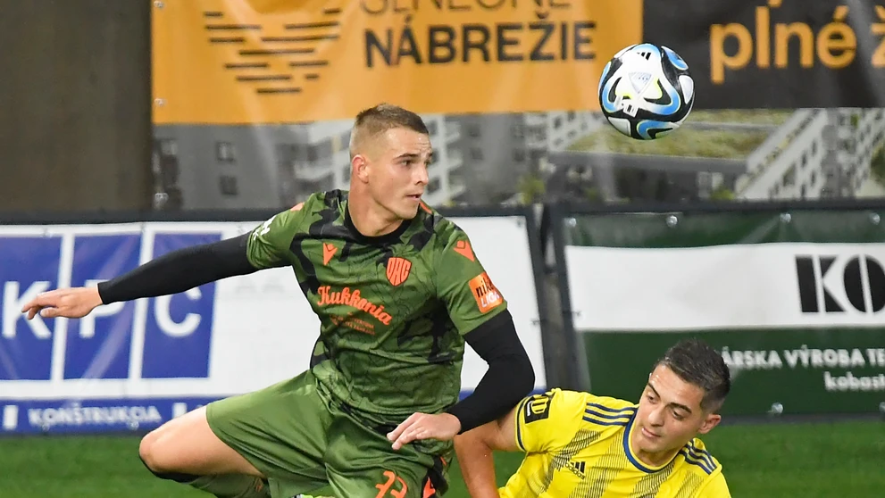 Na snímke vpravo Michal Faško (Košice), vľavo Konrad Jan Gruszkowski (Dunajská Streda).