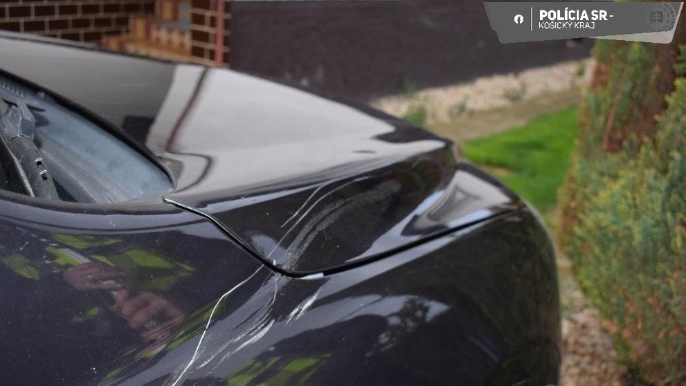 Opitá vodička narazila do kolobežky, na ktorej boli tri deti.