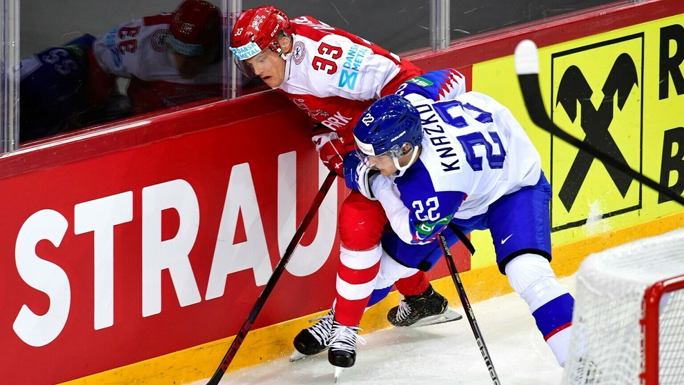Na snímke vľavo hokejista Peter Cehlárik (Slovensko) sa teší z gólu.