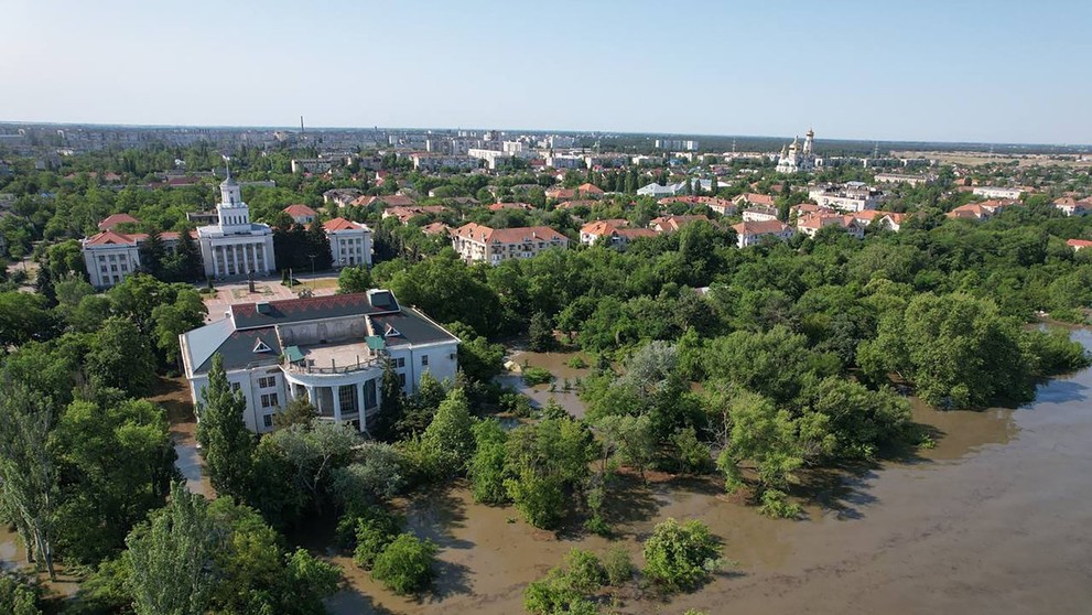 Záplavy v Chersonskej oblasti po zničení priehrady.