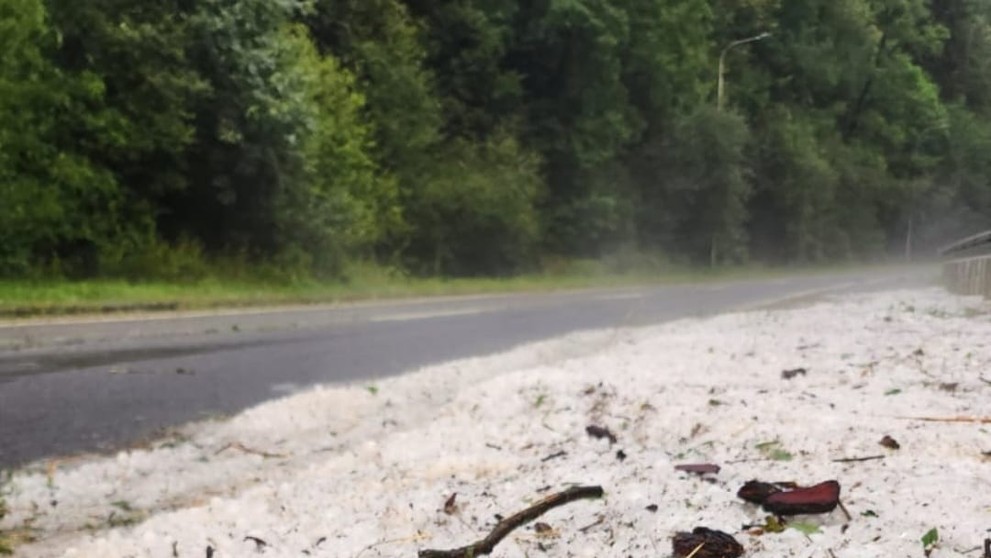 Odhrnuté krúpy z cesty.