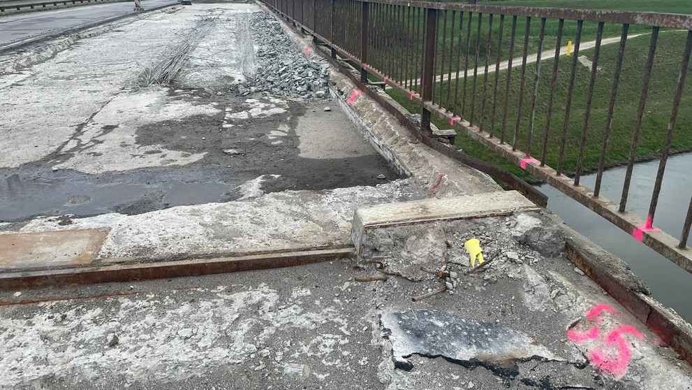 Prasknutý most pri Trenčíne.