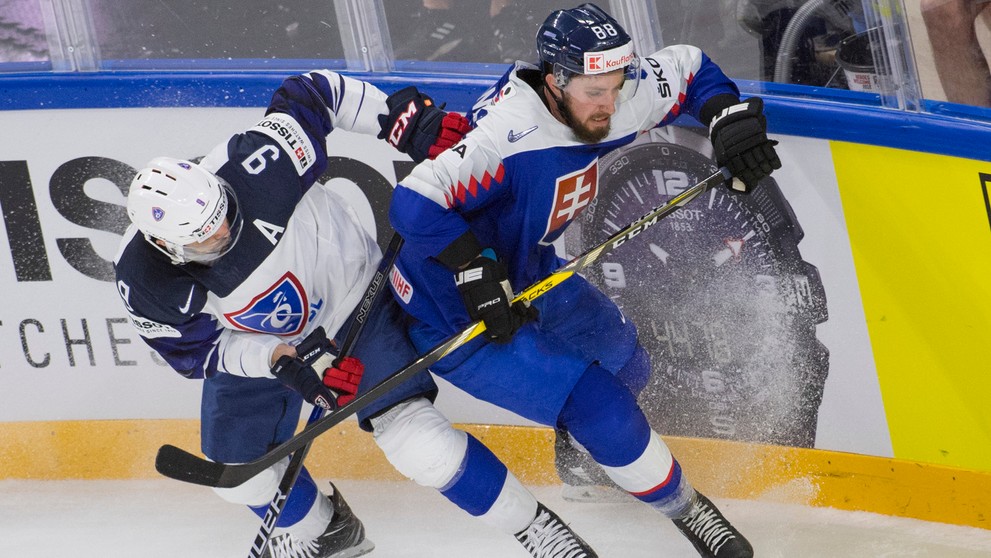 Patrik Svitana (vpravo) a francúzsky útočník Damien Fleury bojujú o puk v zápase na MS 2018.