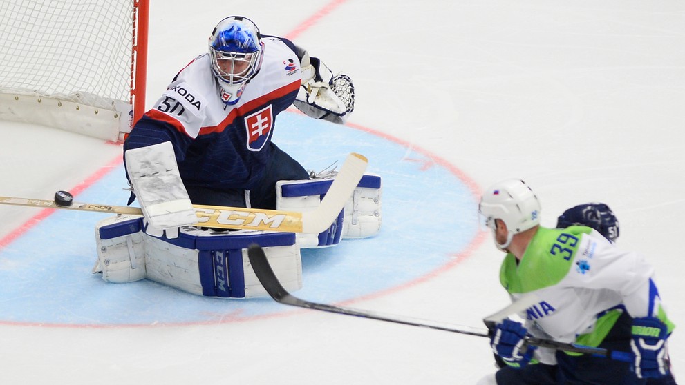 Jan Muršak sa pokúša prekonať Jána Laca.