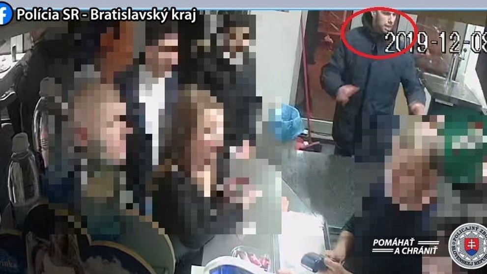 Na snímke rozsvietený vianočný strom na Vianočnom hlavnom trhu po otvorení na Hlavnom námestí v Bratislave.