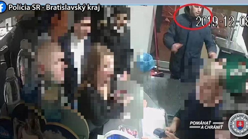 Na snímke rozsvietený vianočný strom na Vianočnom hlavnom trhu po otvorení na Hlavnom námestí v Bratislave.