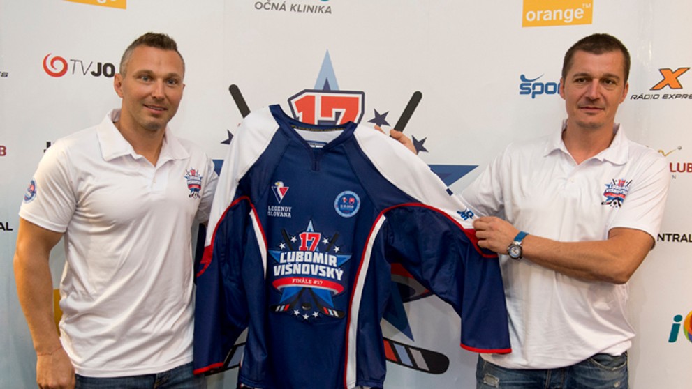 Ľubomír Višňovský a Richard Kapuš s hokejovým dresom pre zlatých chlapcov.