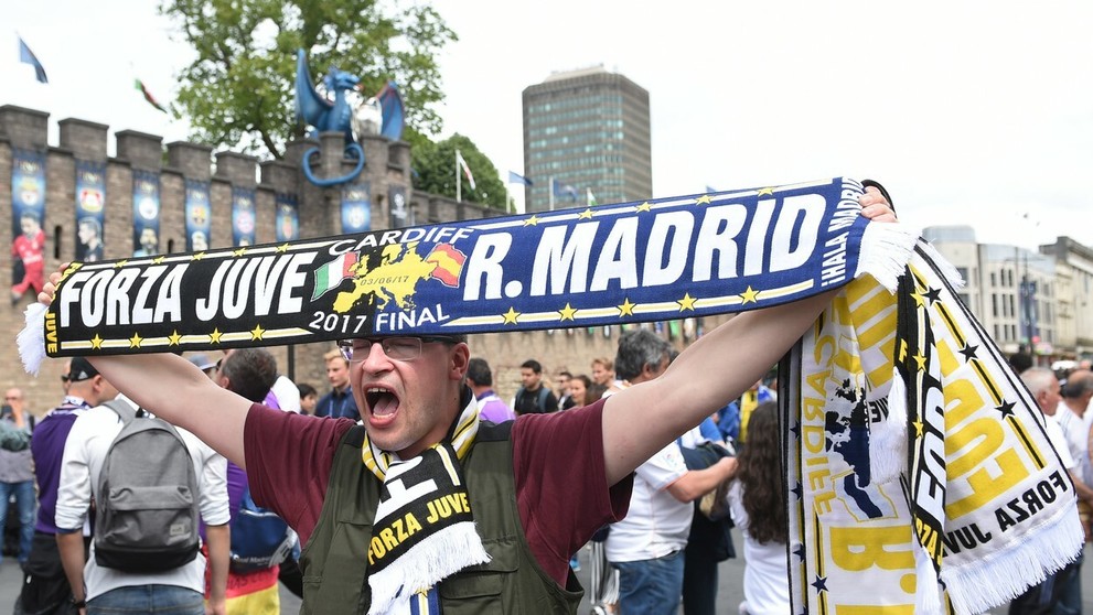 Fanúšik Juventusu pred Millenium Stadium v Cardiffe.