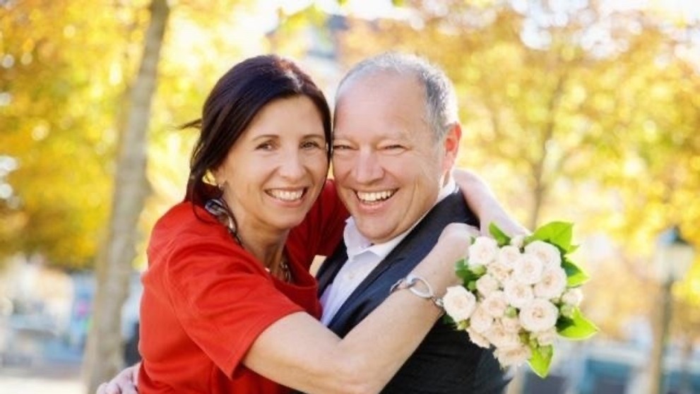 Policajti hliadkujú  pred Bazilikou Matky Božej po útoku nožom v juhofrancúzskom meste Nice.