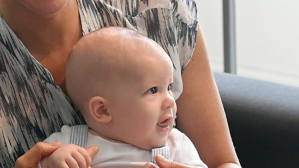 Kráľovský pár s Archiem navštívil Desmonda Tutu.