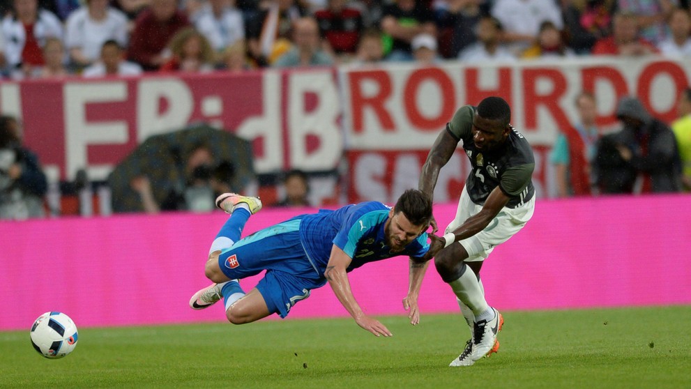 Slovák Michal Ďuriš (vľavo) a Nemec Sami Khedira bojujú o loptu