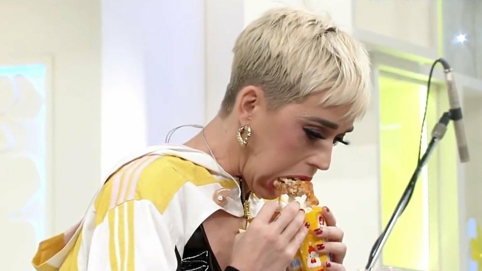 Katy Perry si do úst napchala naraz sedem kuracích nugetiek