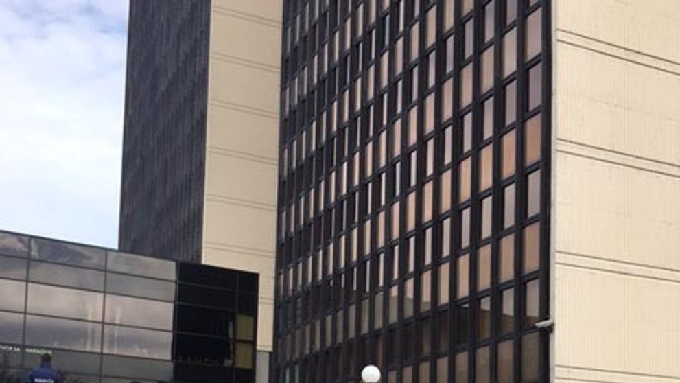 Polícia uzatvorila vstup do budovy.